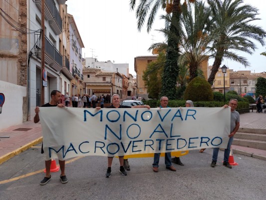 Los vecinos de Monòver contrarios al vertedero comarcal se constituyen en plataforma y reciben el apoyo del PP