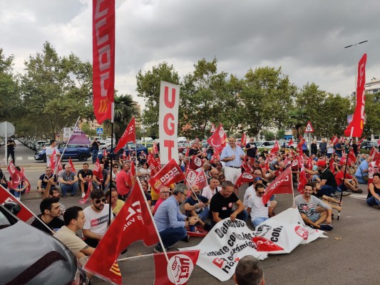  UGT y CCOO se movilizan para reclamar a Ascer un alza salarial vinculada al IPC para el azulejo