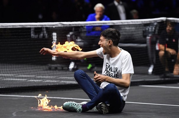 Un hombre se quema un brazo en plena pista en la Laver Cup