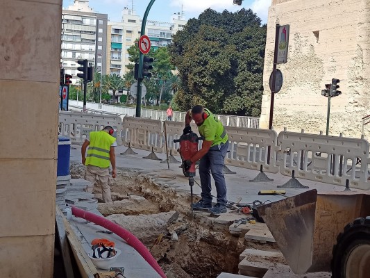 Las obras en la Plaça del Palau en Elche descubren restos de estructuras del siglo XIV