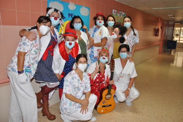 Payasas de diferentes partes de España visitan a los niños ingresados en el Hospital General