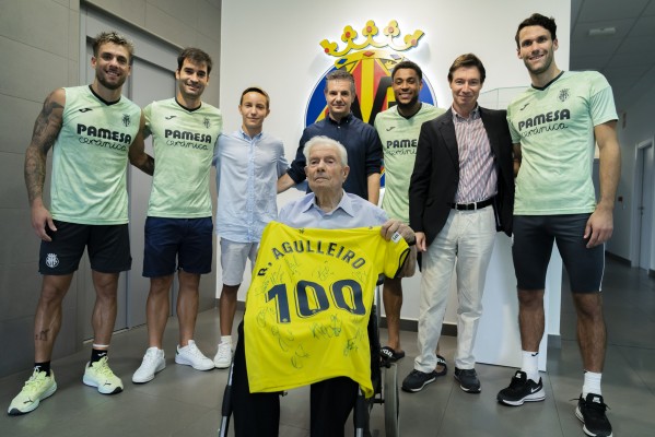 Los jugadores del Villarreal CF regalan una camiseta a Ricardo Agulleiro, seguidor amarillo de 99 años

