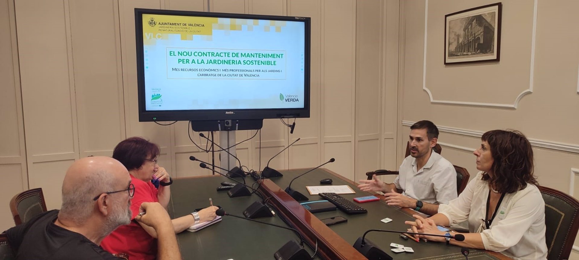 Reunión del Ayuntamiento con la FAVV sobre el contrato de jardinería. Foto: AYUNTAMIENTO DE VALÈNCIA - 