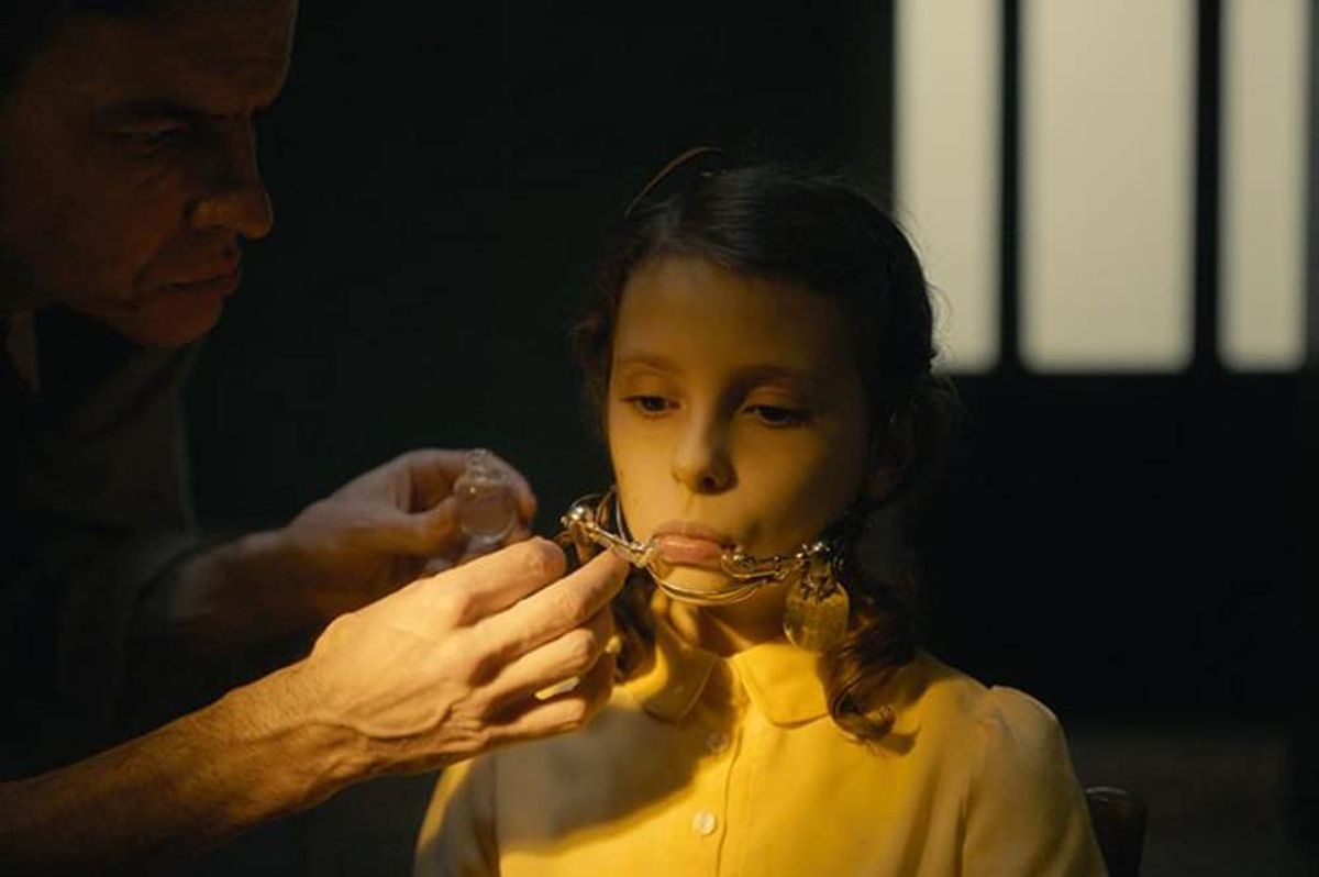 Fotograma de 'Earwig' (2021) - 