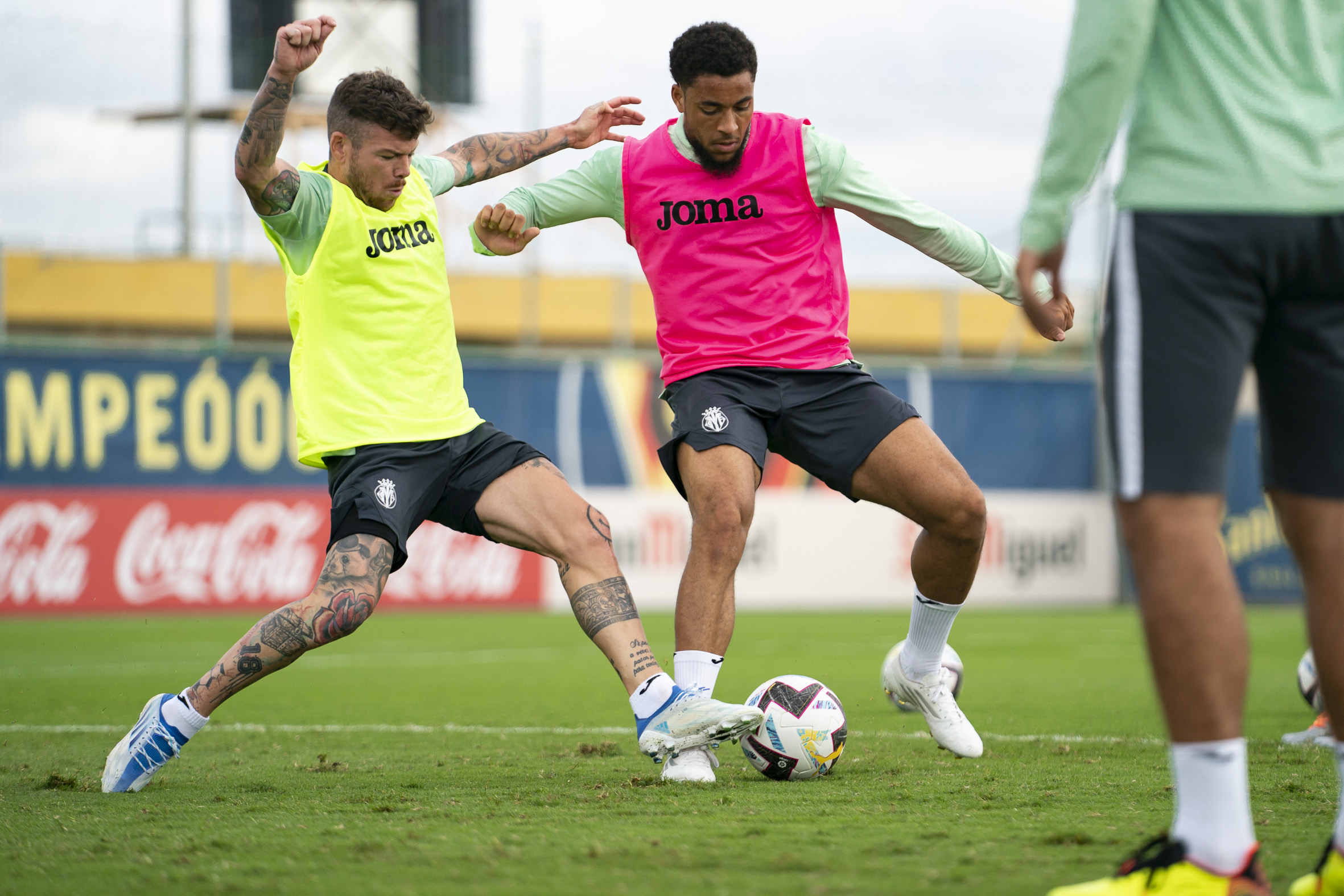 Alberto Moreno ya entrena con el equipo a la espera del alta médica