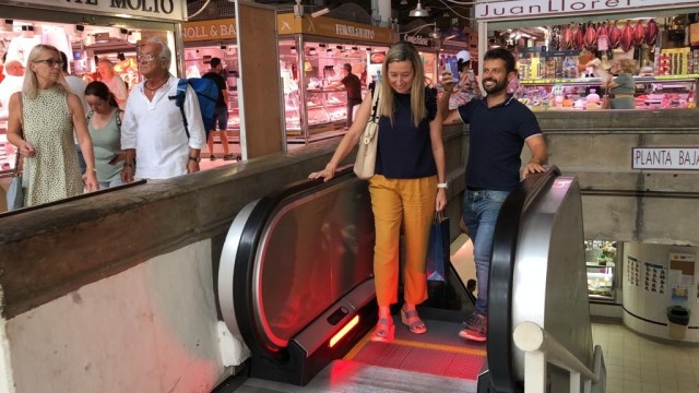 Alicante renueva las primeras escaleras mecánicas del Mercado Central 