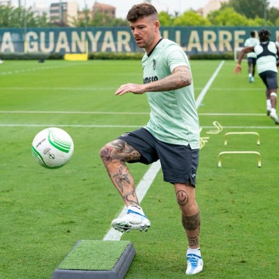 Alberto Moreno ya entrena con el equipo a la espera del alta médica
