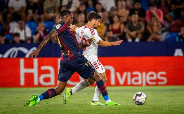 El Levante traslada a La Liga su inconveniencia por el día y la hora del partido ante el Racing en el Ciutat