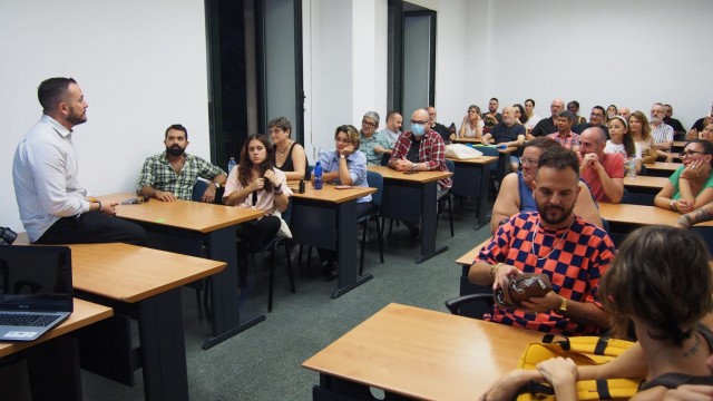 Iniciativa apremia a Compromís a consensuar una lista con nombres sobre la mesa: Mas se postula