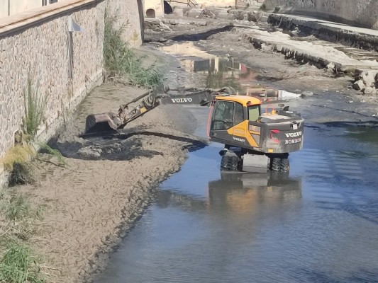 La CHS retira sedimentos en el río en el casco urbano de Orihuela