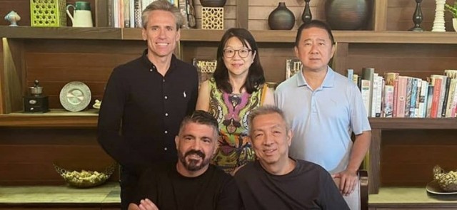 El Valencia publica foto de Peter Lim con su gente de confianza en Singapur