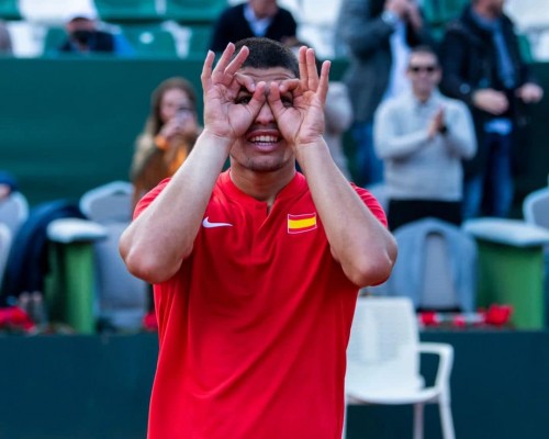 ¿Por qué Alcaraz acompaña sus victorias con el gesto de las gafas? 