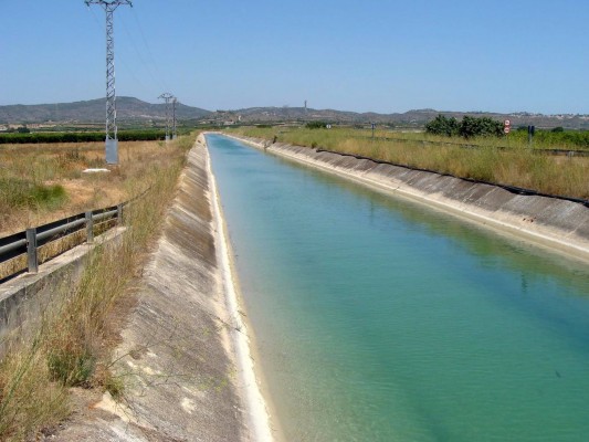 Compromís plantea cubrir los canales de trasvases con placas solares para generar energía limpia
