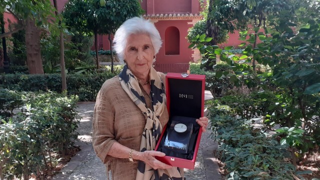 Teresa Lozano recibe la Medalla de Honor del CVC por ser un 