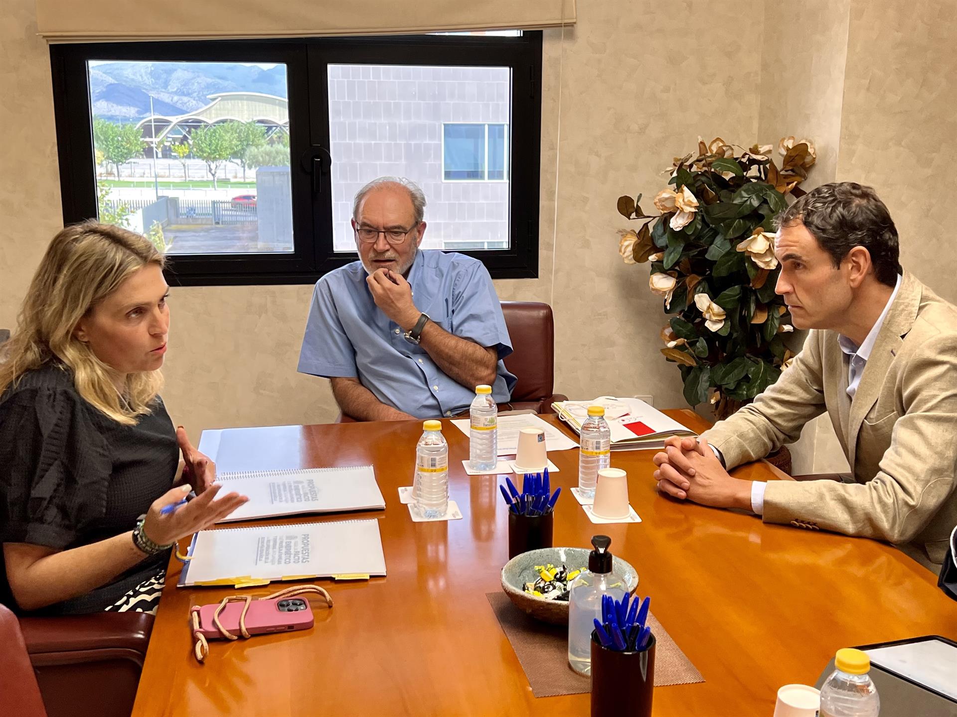Barrachina lleva a Ascer y Anffecc las 59 medidas del pacto energético que ha presentado el PPCS