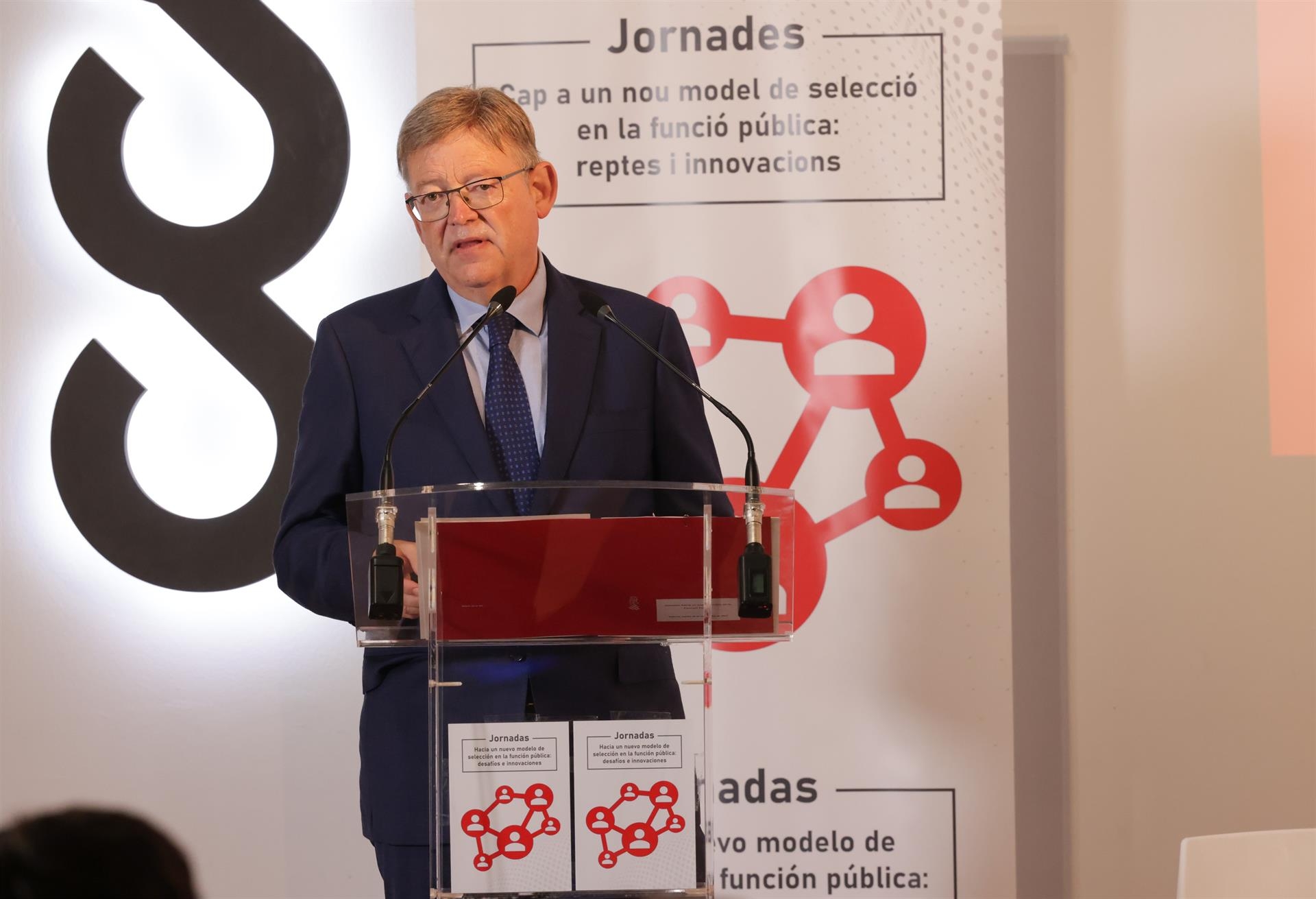 El Consell amplía a 700 personas y 700 euros las becas para menores de 30 años para preparar OPE