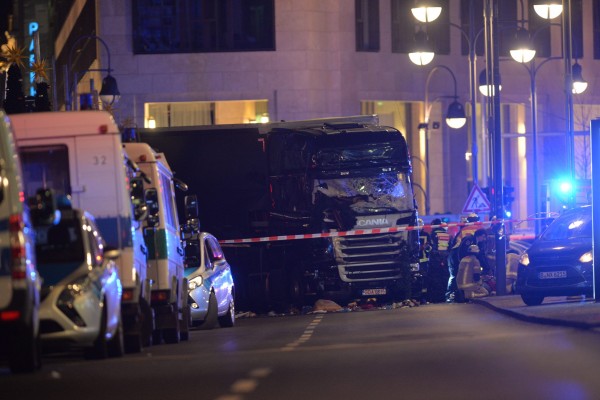 Un terrorista arrolla con un camión un mercado navideño en Berlín y deja doce muertos y varios heridos