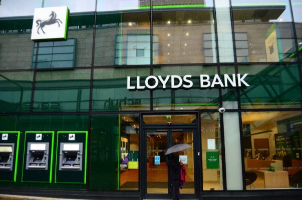 Lloyds adquiere el negocio británico de tarjetas de crédito de Bank of America

