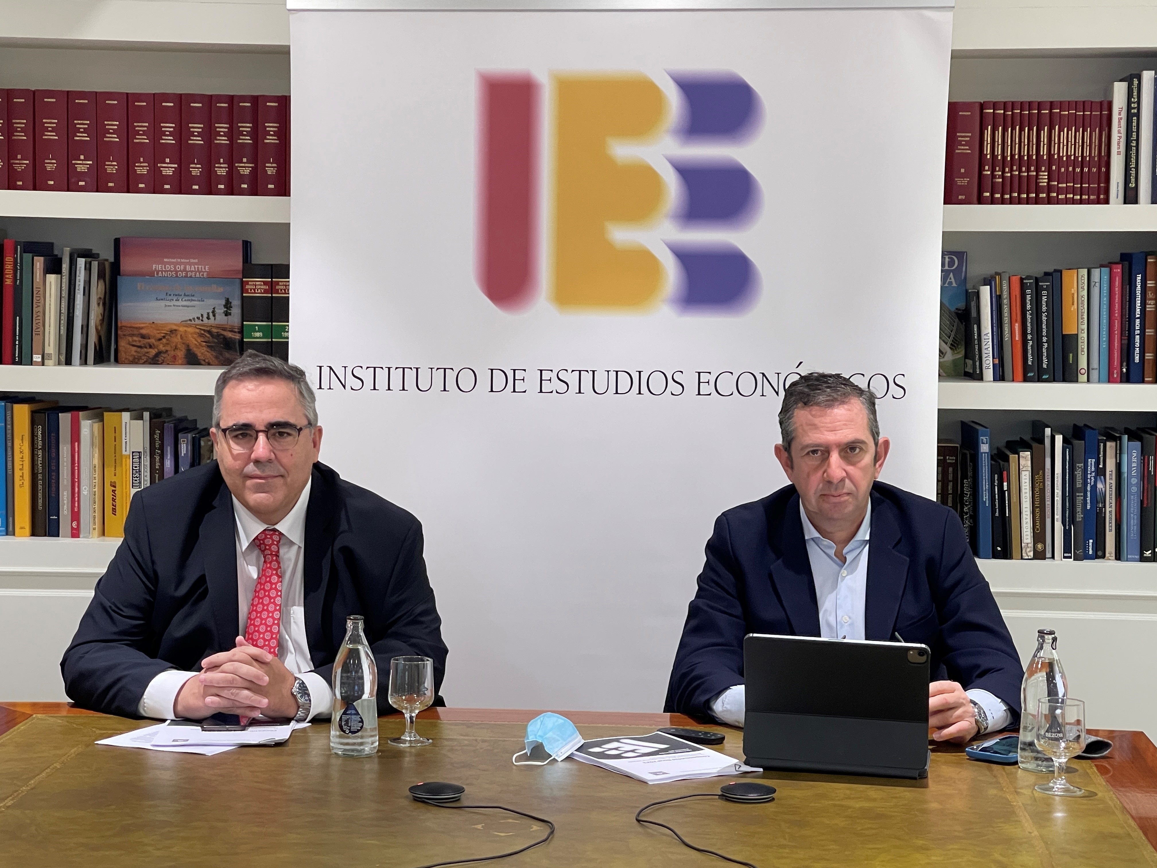 El IEE cree que el impuesto a la banca puede ser inconstitucional y afectará a 72.000 empleos
