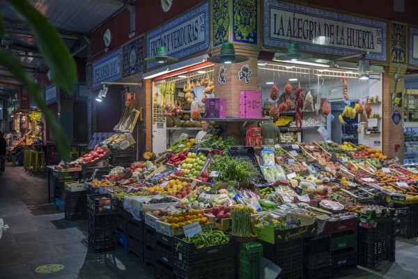 Mercados valencianos venderán lava comestible para ayudar a afectados por el volcán de La Palma