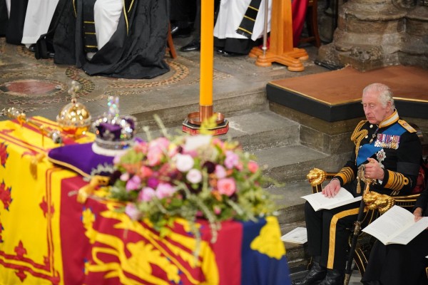 Reino Unido despide a su reina con un solemne funeral y ante 2.000 invitados