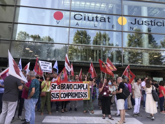 Funcionarios de Justicia se concentran para exigir a Bravo que aplique 