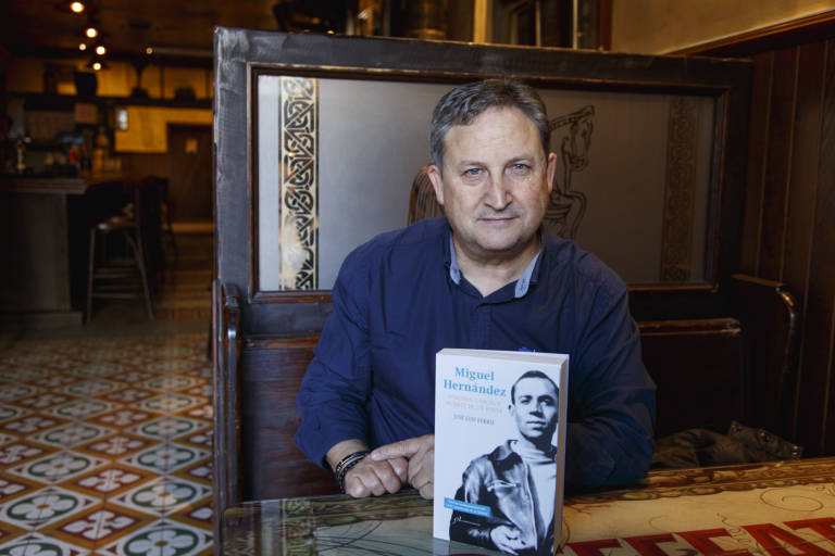 Imagen de archivo de José Luis Ferris con su biografía sobre Miguel Hernández. - 