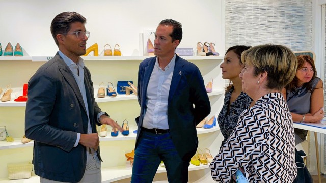 Rubén Alfaro respalda en Milán las firmas eldenses que participan en la feria del calzado MICAM