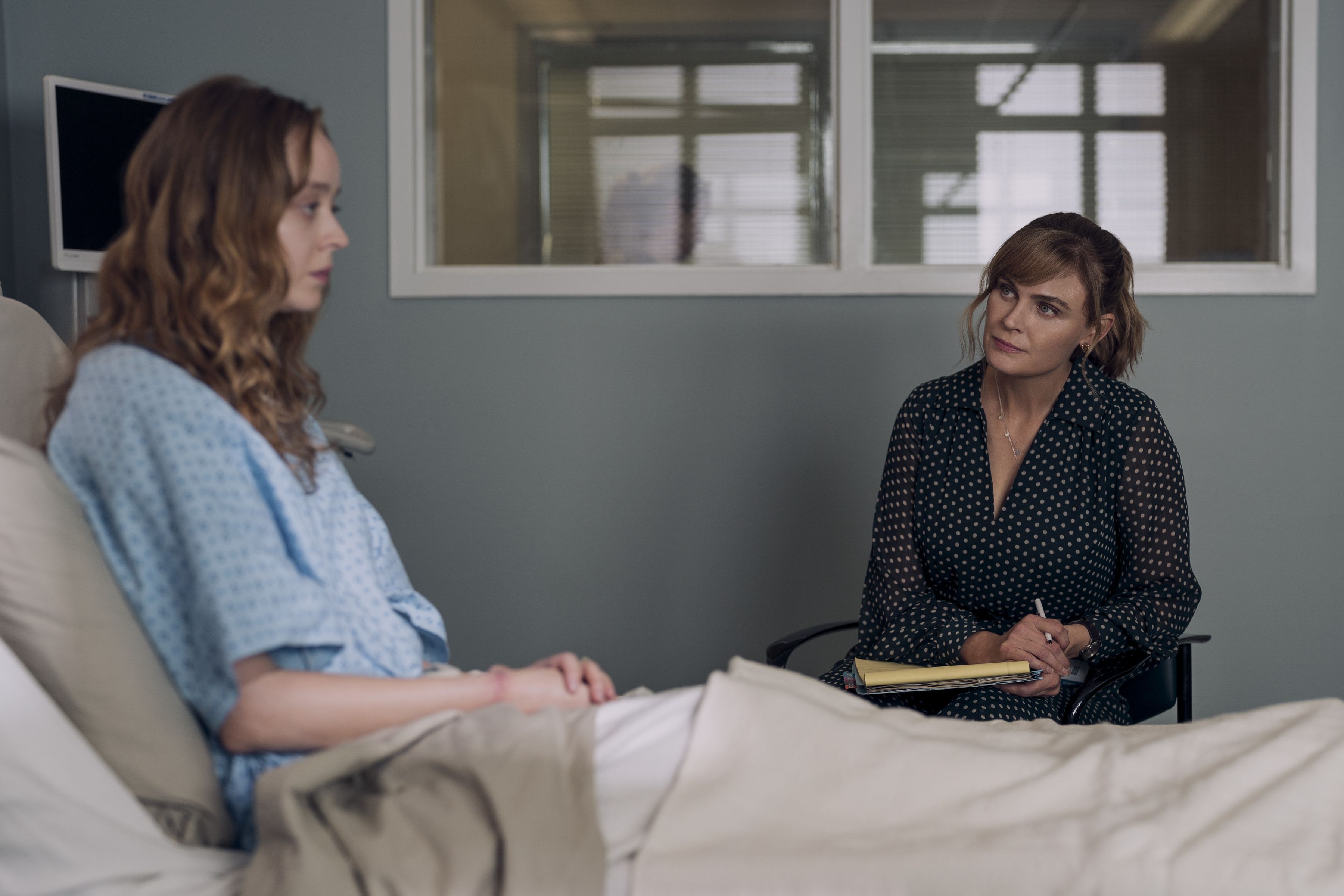 Madeleine Arthur (Mae) y Emily Deschanel (Suzanne), en el primer episodio de la serie. Fotos: NETFLIX - 