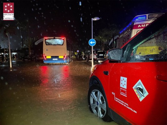 Las lluvias obligan a desalojar dos campings y rescatar varias personas atrapadas en vehículos en Castellón