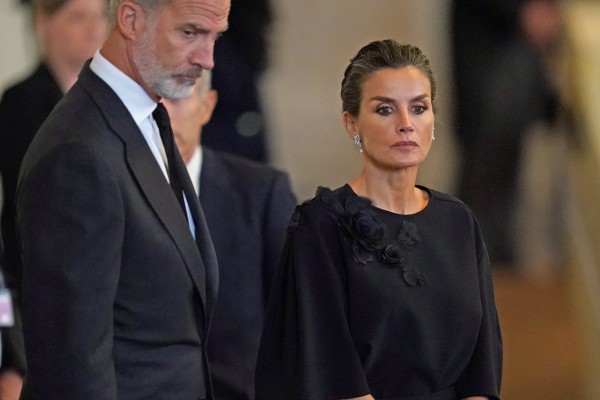 Los Reyes visitan la capilla ardiente de Isabel II
