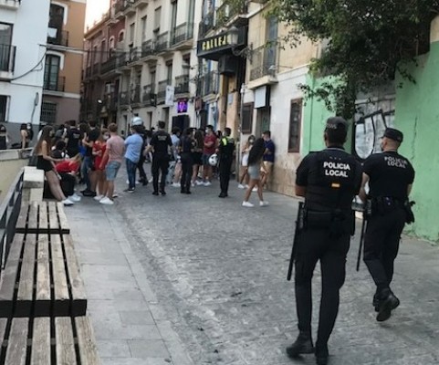 Alicante tramita un millar de denuncias por 'botellón' en el Casco Antiguo y la Playa de San Juan 