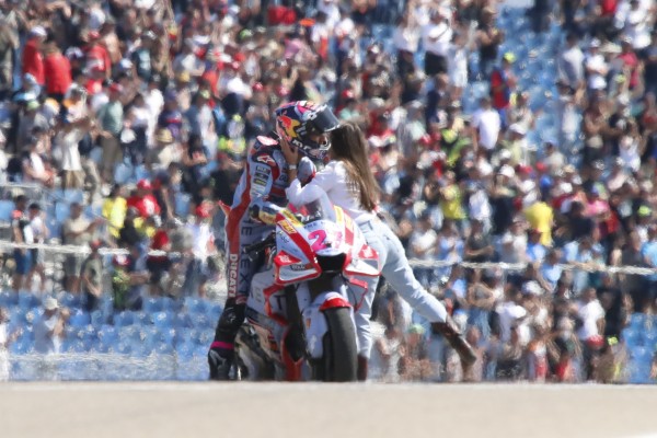 Bastianini doblega a Bagnaia en la última vuelta 