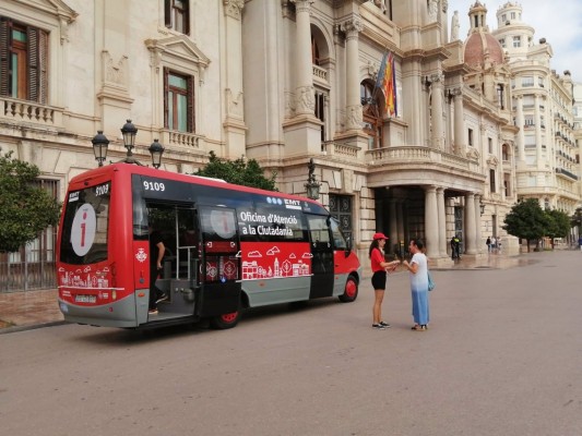 Una oficina móvil de la EMT recorrerá los barrios y pueblos para facilitar los trámites habituales