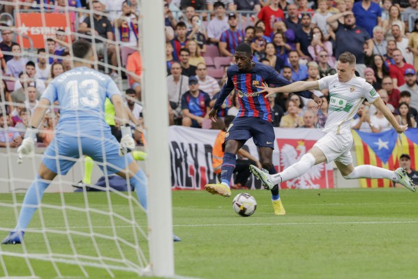 Lewandowski y Memphis dan ventaja al Barça sobre el Elche al descanso