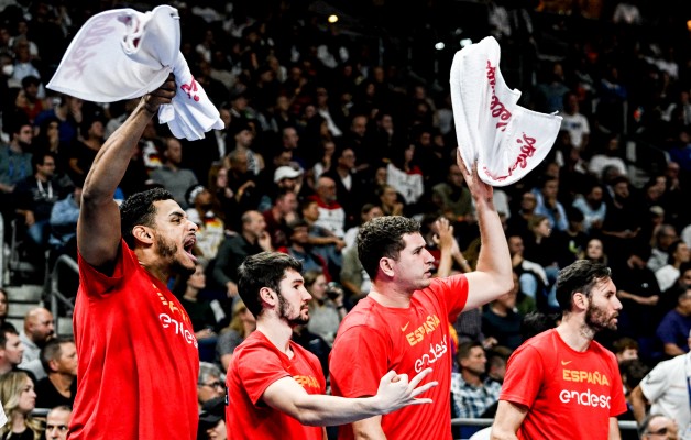 España trabaja, triunfa ante Alemania y luchará por su cuarto oro europeo