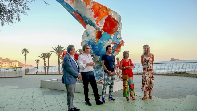La naturaleza viva de Benidorm y la conceptual de Arne Quinze se funden en el Paseo de Poniente

