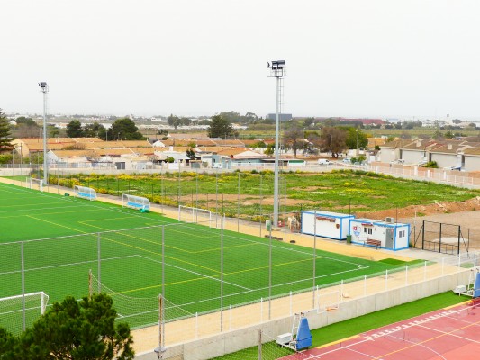¿A la tercera va la vencida? Los graderíos del campo de fútbol de la UMU en San Javier buscan constructor