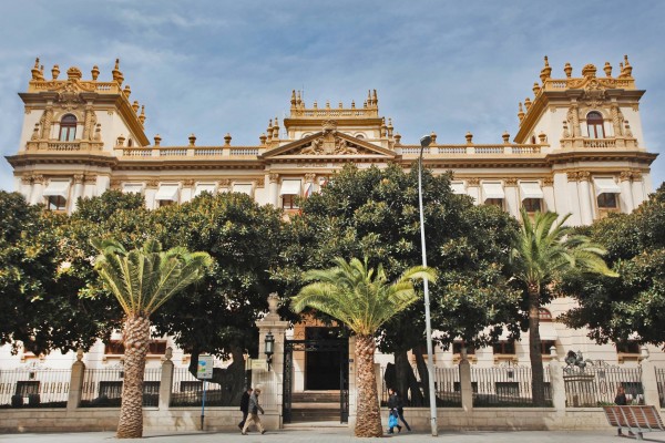 Los ayuntamientos de Alicante pagarán el doble o más por la luz: la factura golpeará sus presupuestos