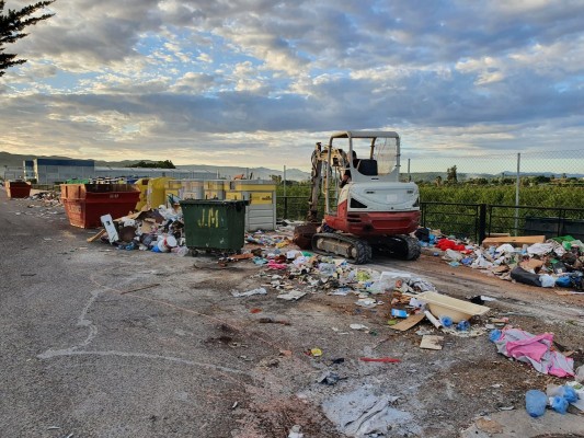 Carcaixent instala cámaras en los contenedores próximos al Ecoparc para frenar actos de incivismo