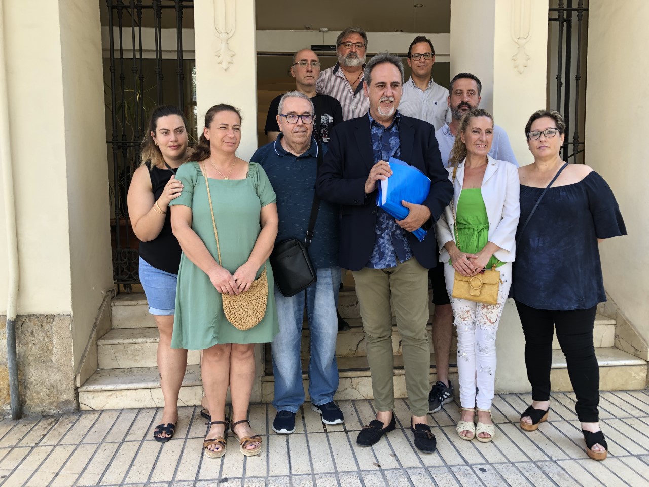 Los representantes de las fiestas tradicionales, en la entrega de la solicitud para conseguir el reconocimiento. - 