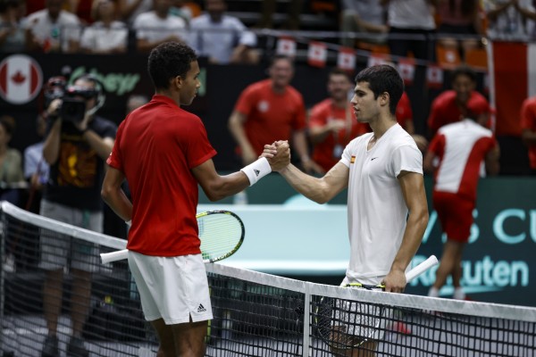Auger-Aliassime estropea la fiesta de Alcaraz y el dobles decidirá 