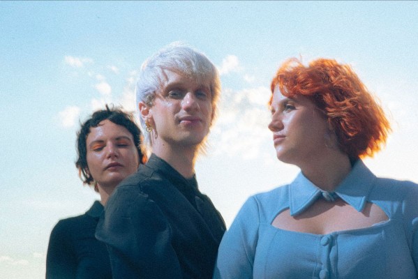 Amor Butano rinden homenaje a la València 'Ultravioleta' con su primer disco