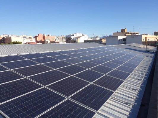 Aguas de Alicante amplía su producción de energía solar para dar servicio a su nueva flota eléctrica