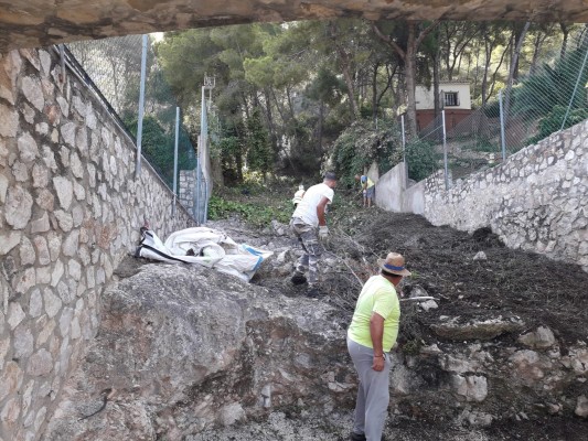 Cullera limpia todos sus barrancos de cara a la temporada de lluvias
