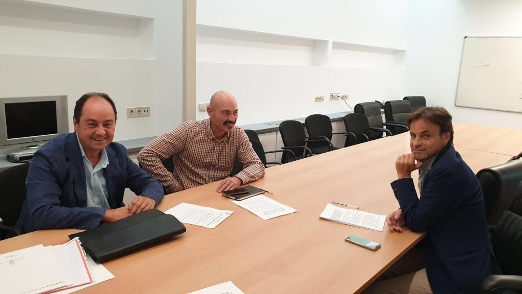 El presidente de AJV, José Ramón Chirivella junto a los diputados de Unidas Podemos Guijarro y Asens. Foto: AJV,  - 