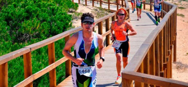 El Triatlón Elche–Arenales: de canto al deporte a suspender la prueba