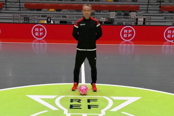 El árbitro murciano Martínez Flores mantiene la escarapela FIFA 