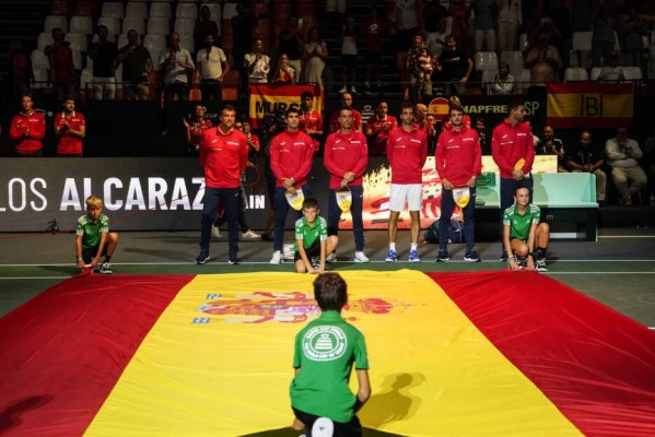 Ramos y Bautista hacen olvidar a Alcaraz y España se impone a Serbia en las Finales de la Davis