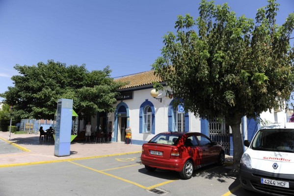 Adif cargará coches con electricidad de su catenaria en Benicarló, Benicàssim, Oropesa, Torreblanca y Vinaròs